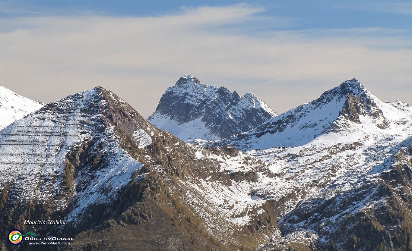 43 Tra Pizzo dell'Orto (sx)e Pizzo Orobie (dx)  spunta il Monte Corte....JPG